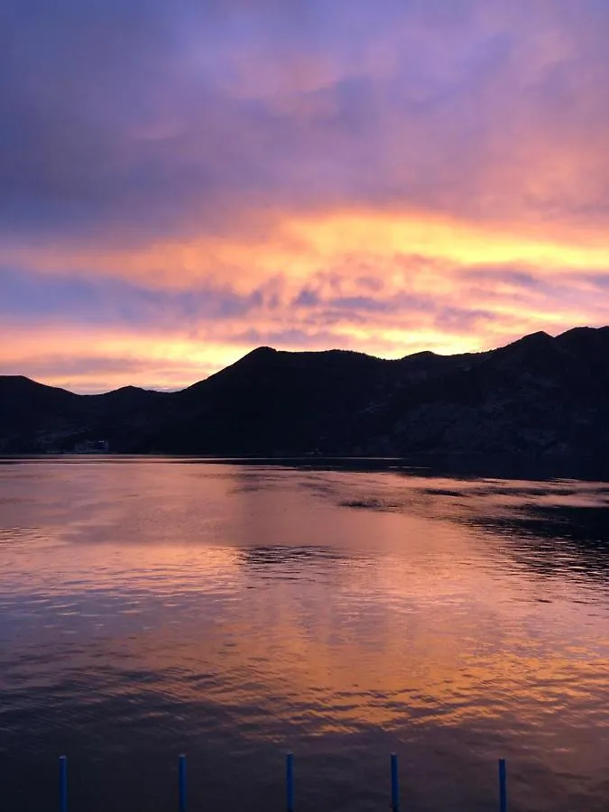 Apartment Residenza Di Prestigio In Riva Al Lago Marone Primo Piano Italien