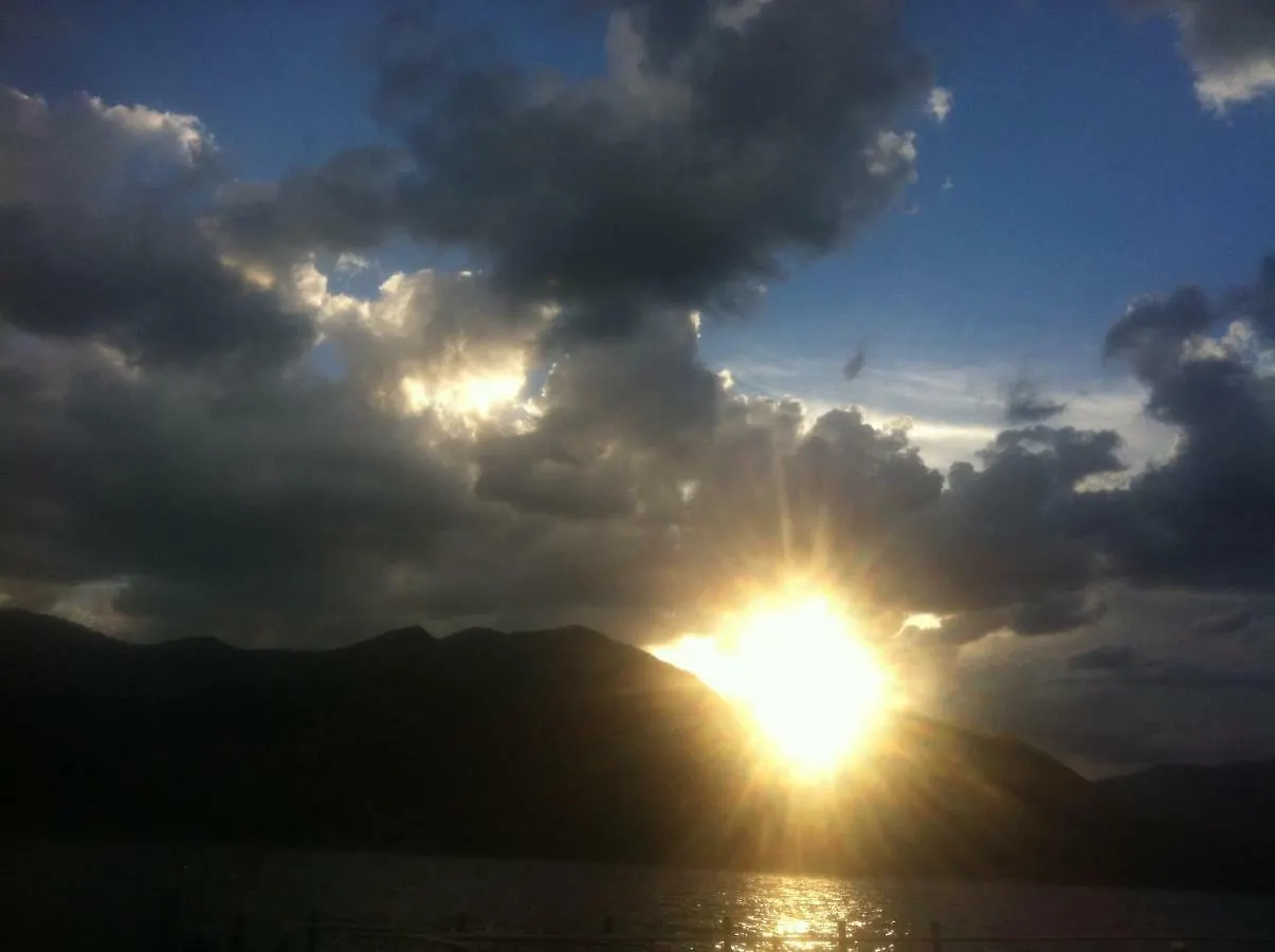 Residenza Di Prestigio In Riva Al Lago Marone Primo Piano Italien
