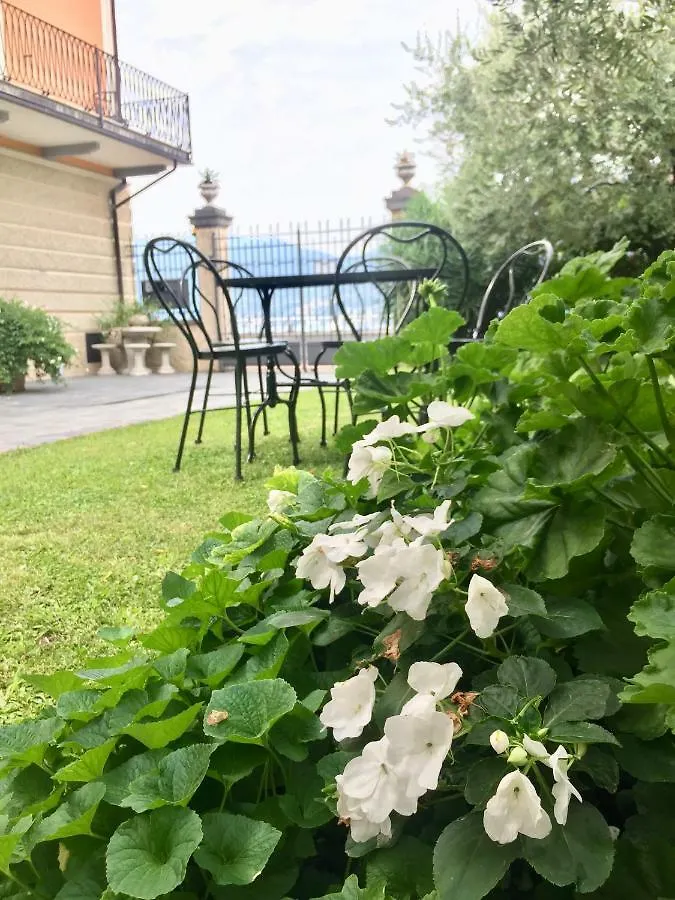 Residenza Di Prestigio In Riva Al Lago Marone Primo Piano Italien